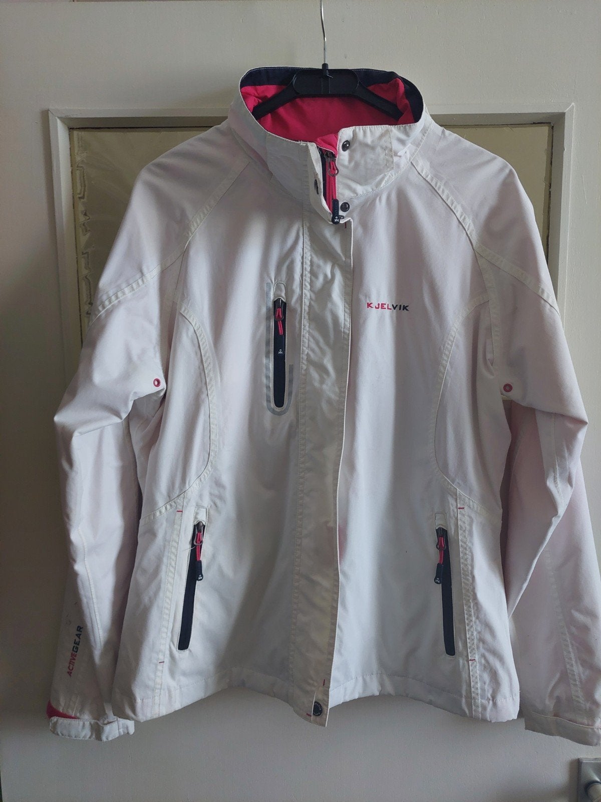 Kjelvik outdoor jas wit met roze accenten, Maat 38/40 (M), Wit, Ophalen of Verzenden, Zo goed als nieuw