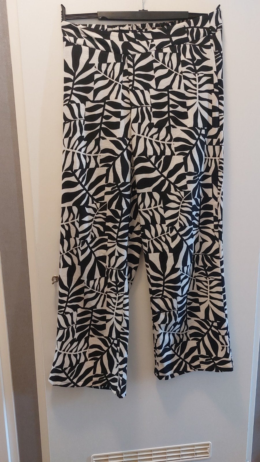 Nieuwe zomerse broek met bladprint - Maat 44, Meerkleurig, Maat 42/44 (L), Nieuw, Ophalen of Verzenden