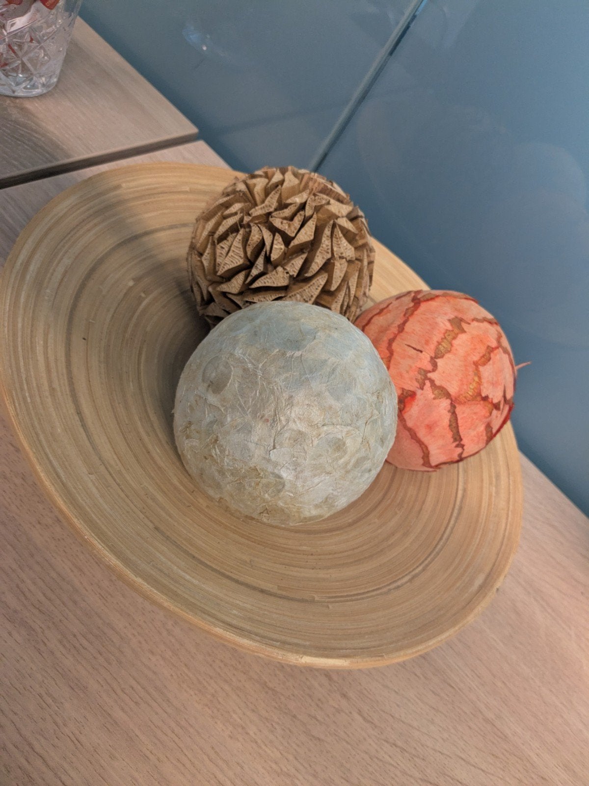 Drie kunstballen in een schaal, Ophalen of Verzenden, Zo goed als nieuw, Rond