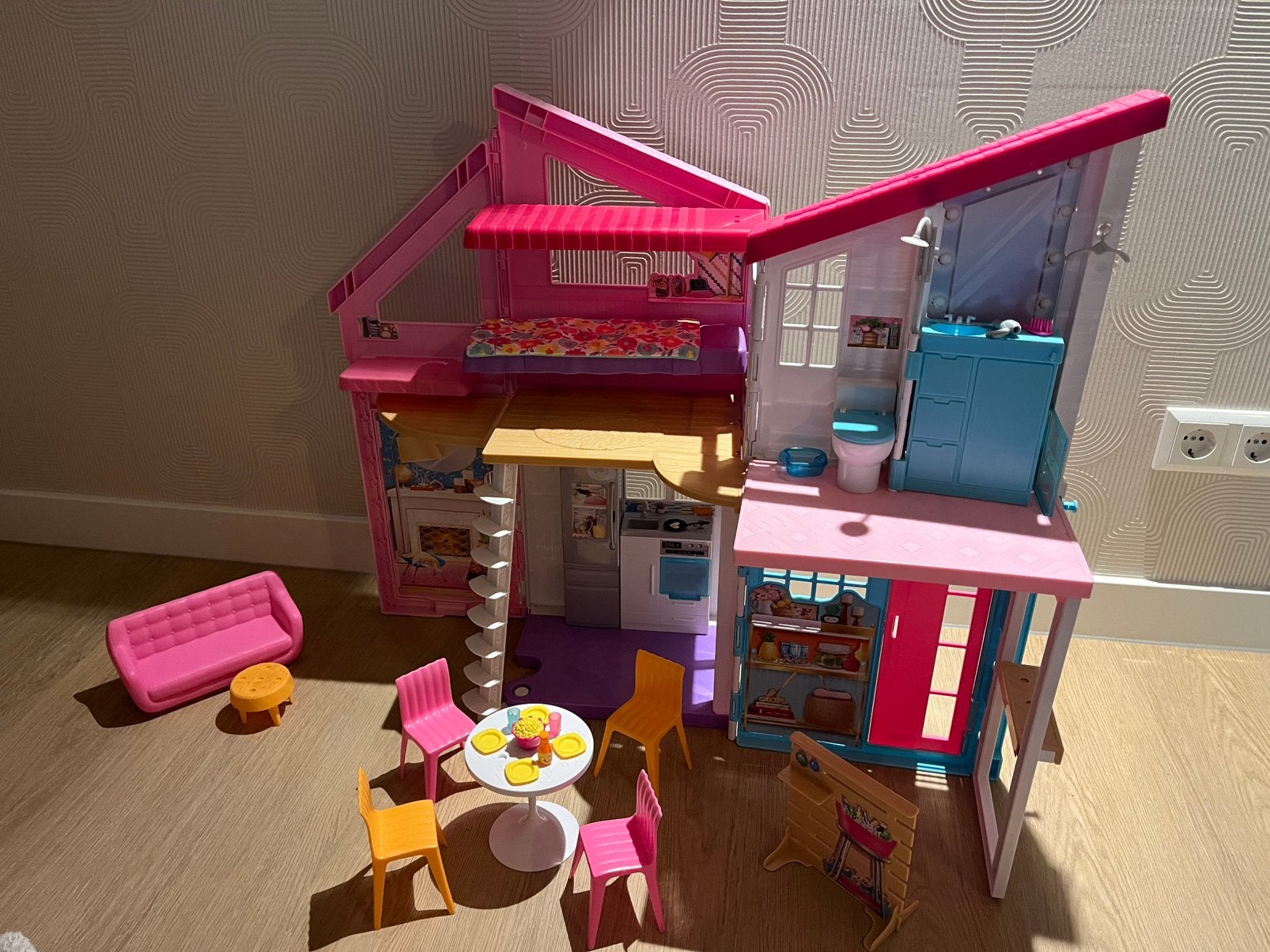 Barbie (inklapbaar) Huis Malibu met meubels en accessoires, Ophalen of Verzenden, Gebruikt, Barbie