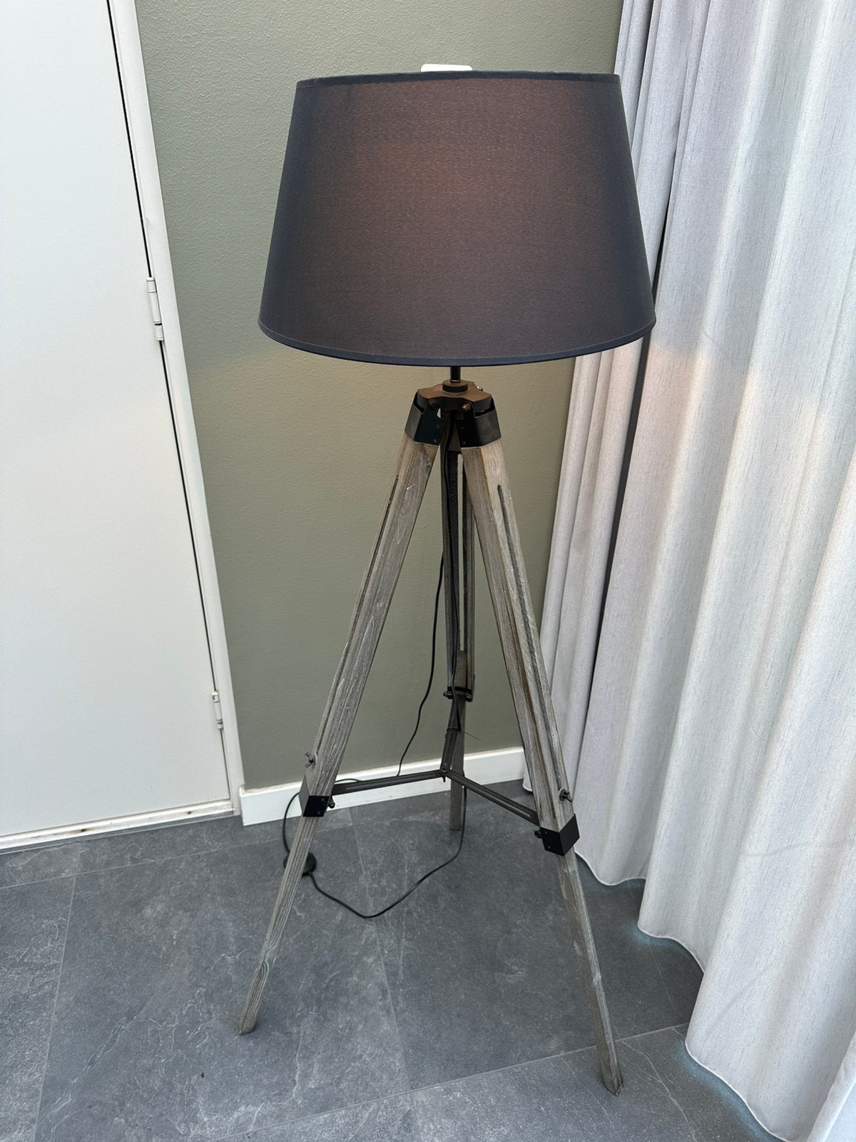 Staande driepoot lamp, Huis en Inrichting, Lampen | Vloerlampen, Ophalen, E27 (groot), Zo goed als nieuw, 150 tot 200 cm