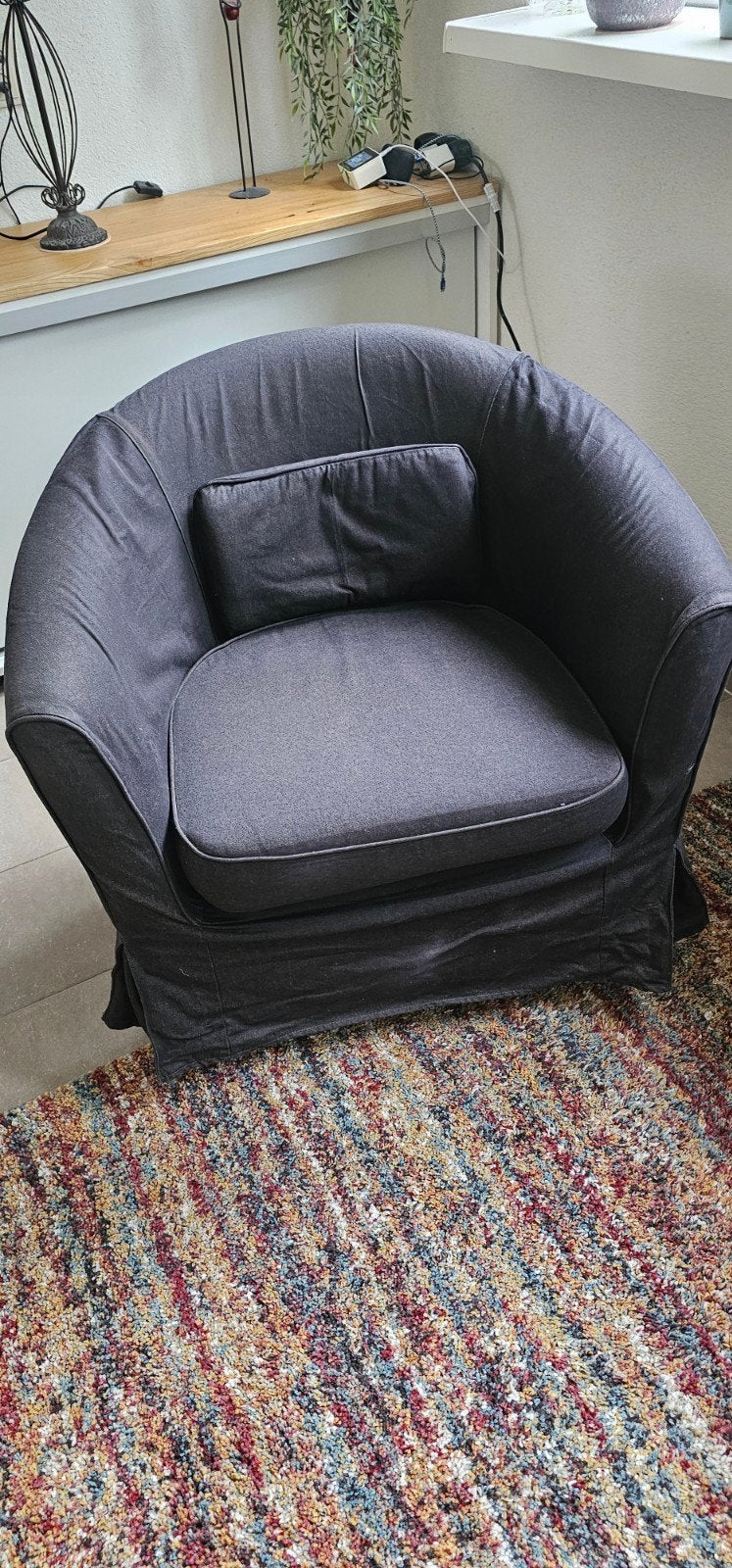 Degelijk kuipstoeltje met rode bekleding en zwarte hoes, Ophalen, Gebruikt, Zwart, Eén