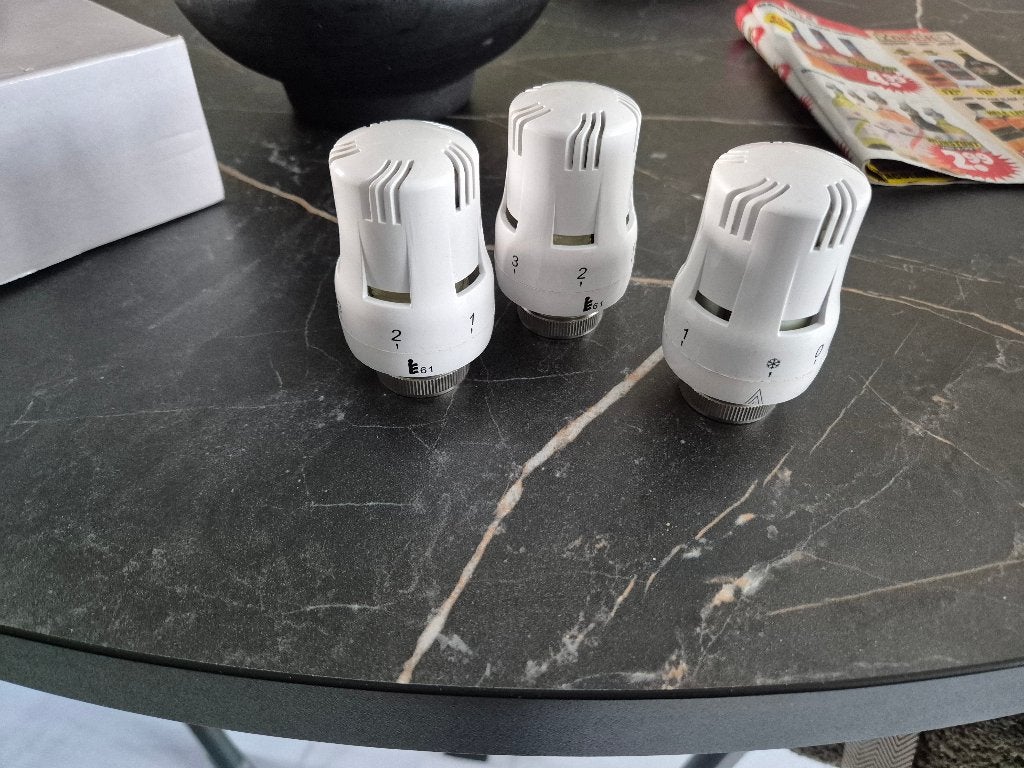 3 thermostaat kranen voor een radiator., Doe-het-zelf en Verbouw, Verwarming en Radiatoren, Ophalen, Minder dan 30 cm, Overige typen