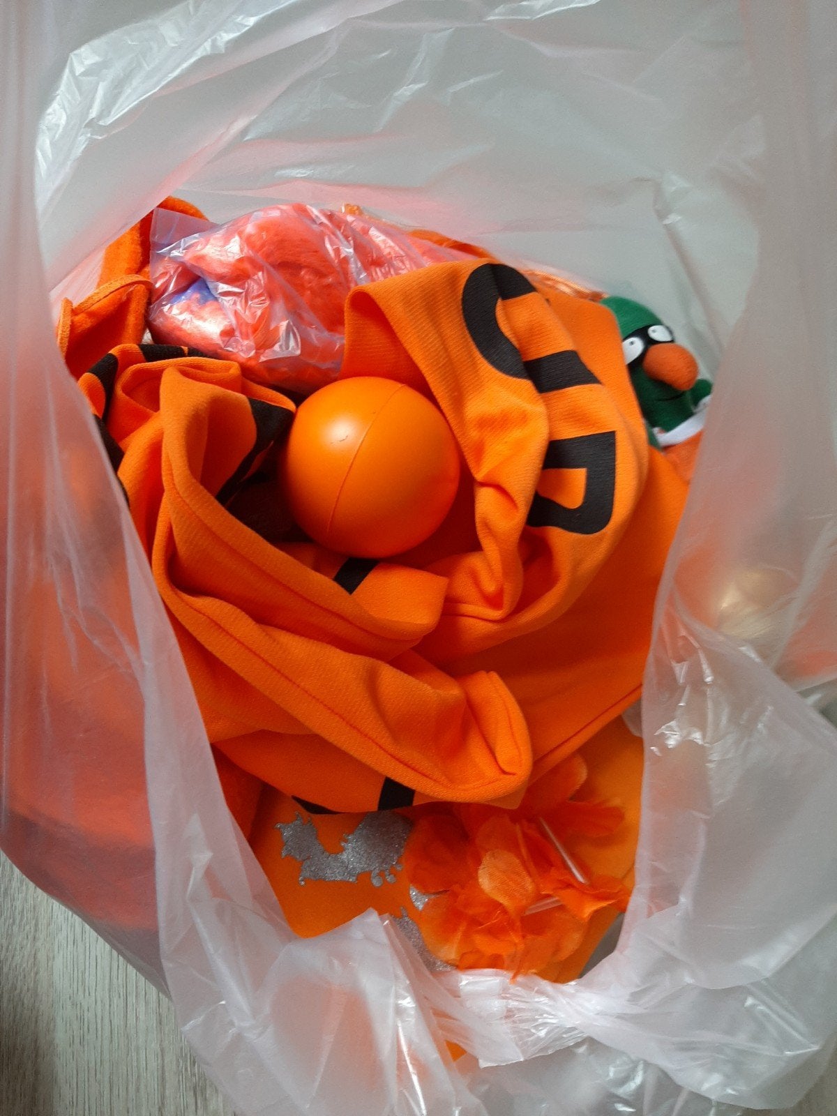Tas met (oude) oranje spullen, Ophalen, Versiering, Oranje of Koningsdag