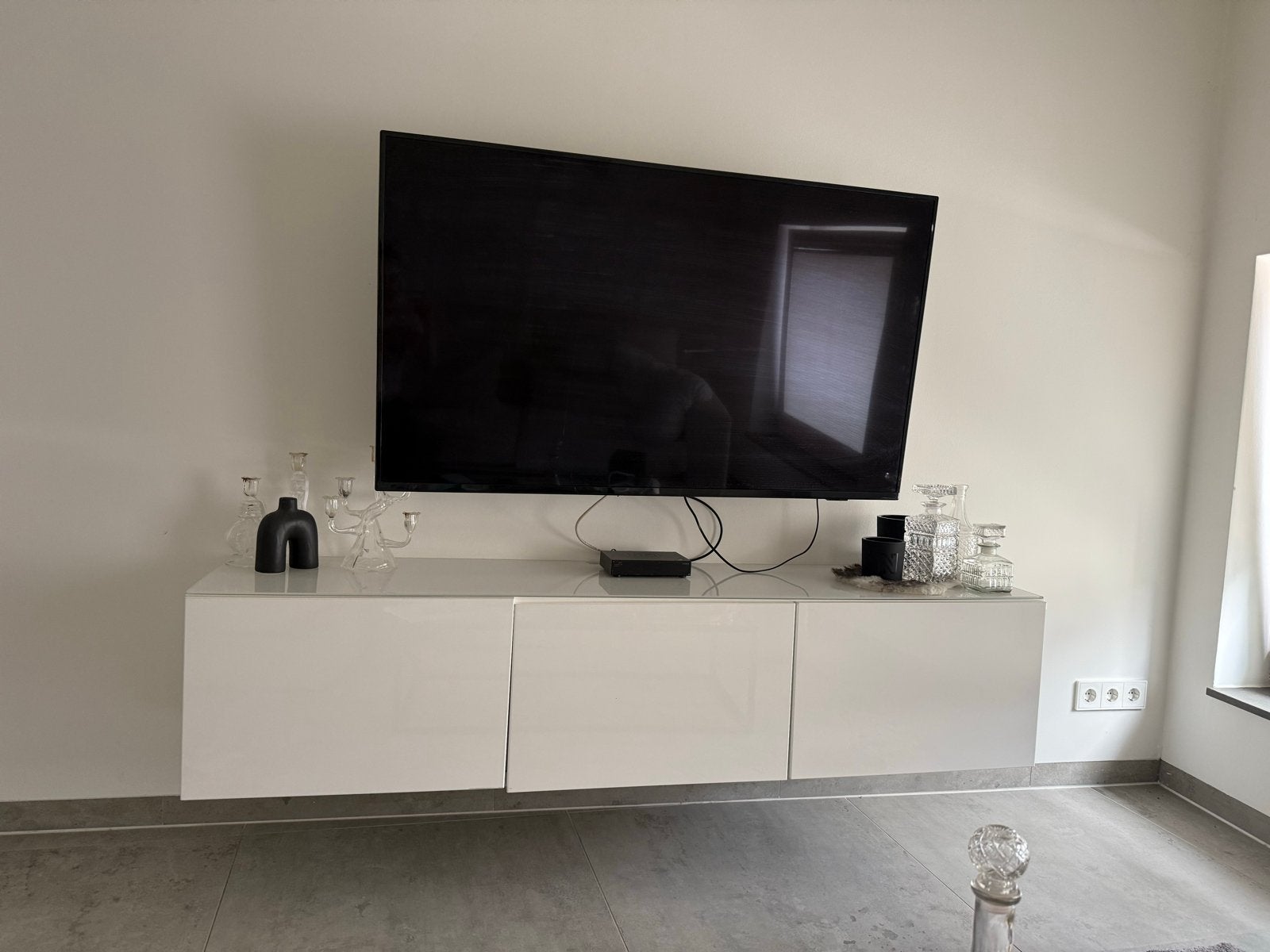 Moderne zwevende tv-meubel, hoogglans wit, Huis en Inrichting, Kasten | Televisiemeubels, Ophalen, Overige materialen, 150 tot 200 cm