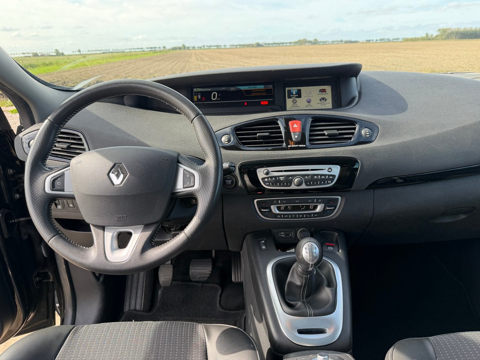 Foto 10 van Renault Grand Scenic 1.4 TCE 96KW 7P 2011 Zwart