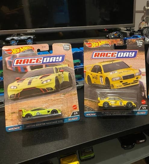Hot Wheels Premium Raceday Aston Martin Mercedes, Hobby en Vrije tijd, Modelauto's | Overige schalen, Ophalen of Verzenden, Zo goed als nieuw