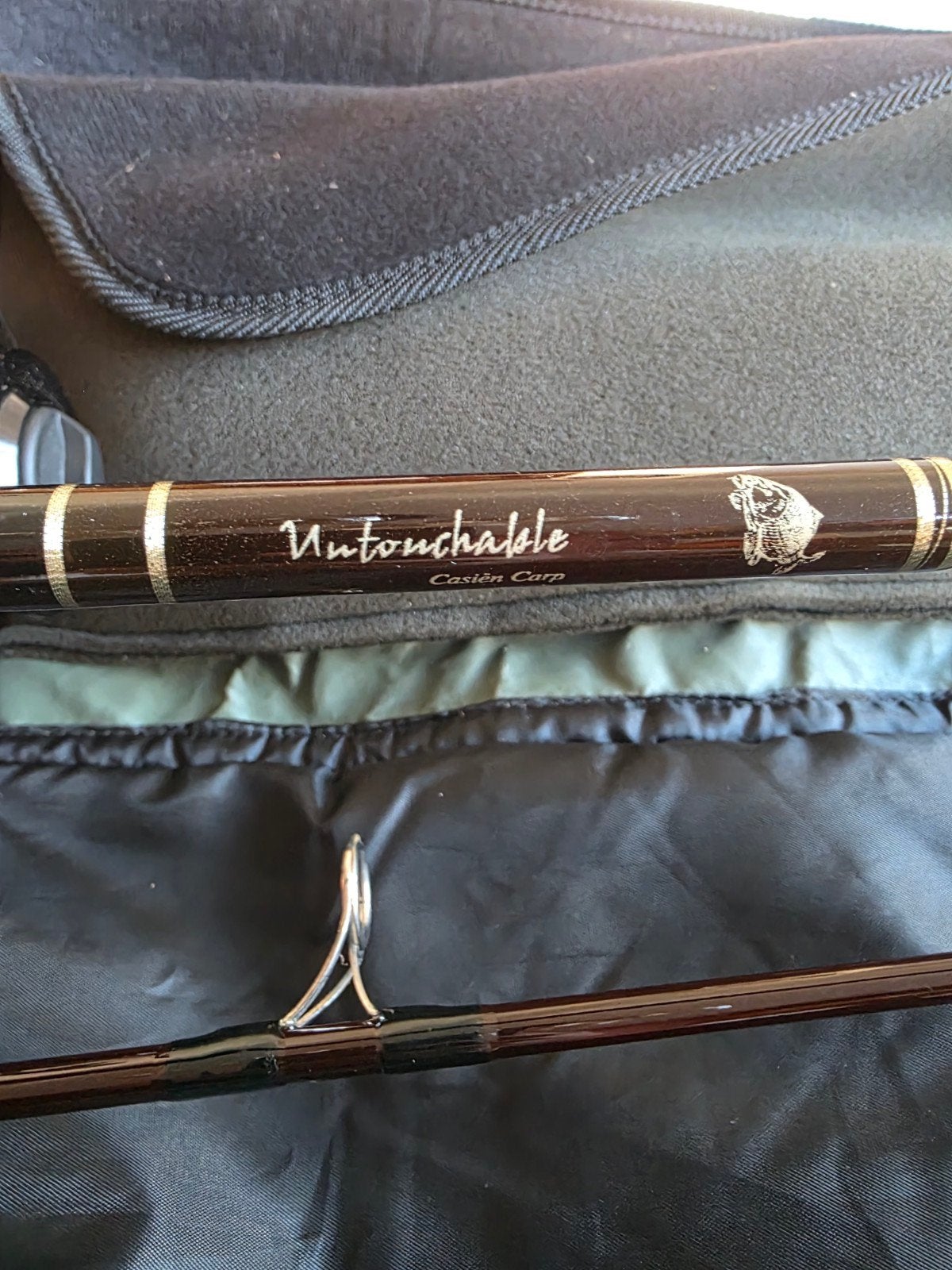 2x Untouchable Cast'em Carp hengels met molens (m2458986973 ...