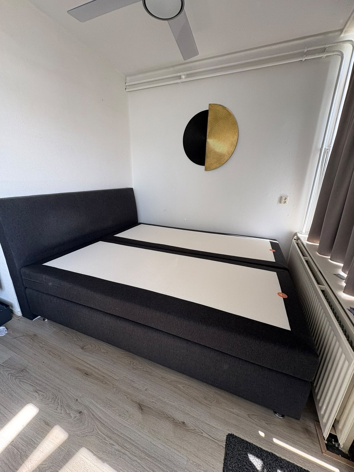 Zo goed als nieuw tweepersoonsbed met stoffen bekleding, Huis en Inrichting, Ophalen, Zo goed als nieuw, Twijfelaar, 180 cm