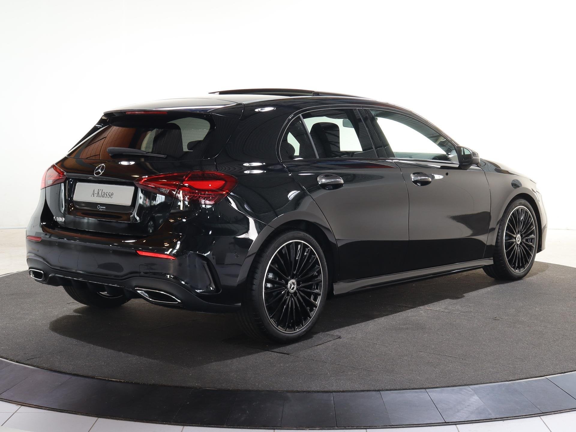 Mercedes-Benz A-klasse 180 Business Solution AMG | Panoramas, Auto's, Mercedes-Benz, 136 pk, 4 cilinders, Zwart, Origineel Nederlands