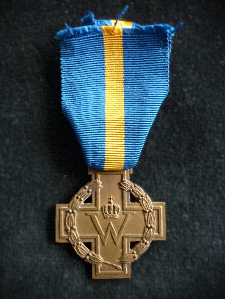 Het Kruis van Verdienste, 1941, Engelse Spink & Son versie., Verzamelen, Verzenden, Overige soorten, Nederland, Lintje, Medaille of Wings