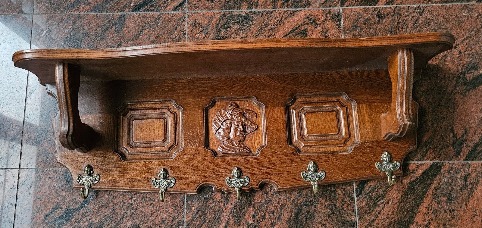 Antieke houten wandkapstok met gedetailleerd houtsnijwerk, Ophalen