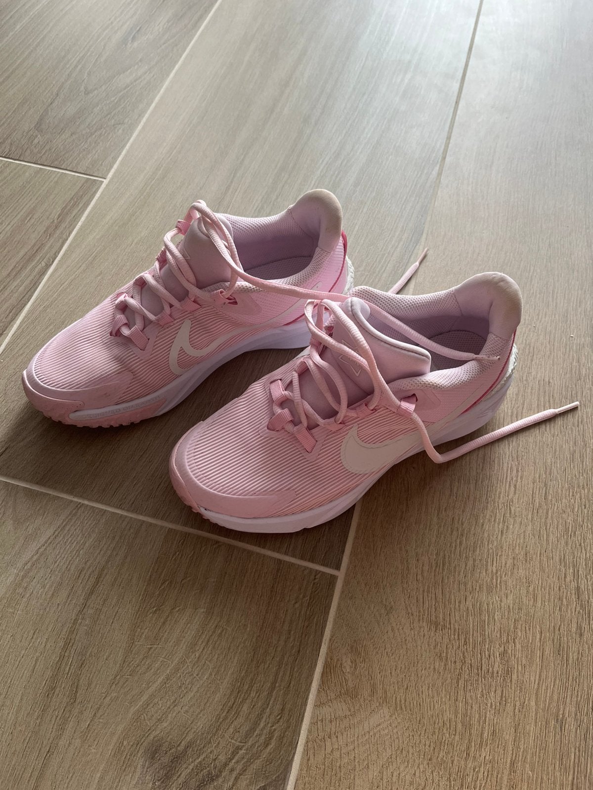 Sneakers Nike lichtroze mt 36,5, Ophalen of Verzenden, Gebruikt, Meisje, Sportschoenen