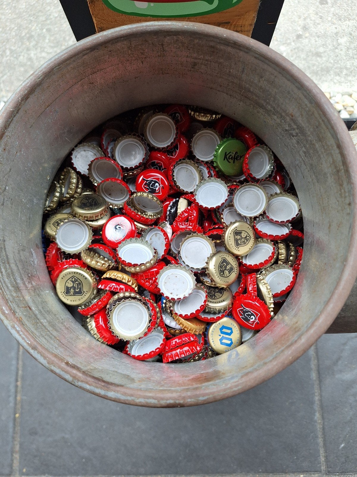 +/- 8.000 bierdoppen te koop, Ophalen