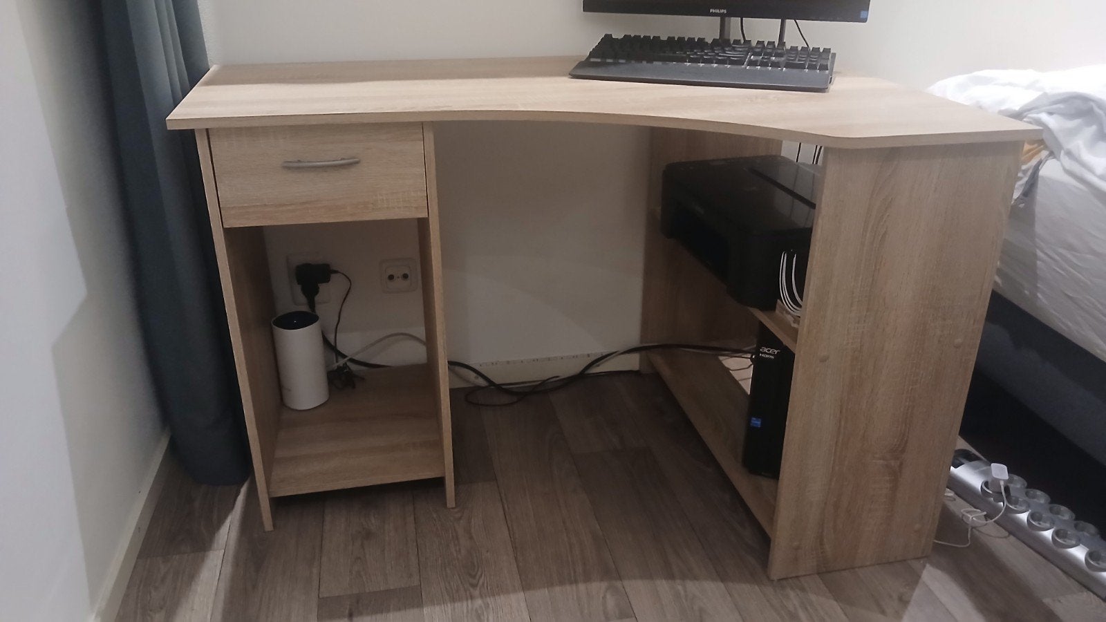 Hoekbureau - eikenkleur - 77x118x76 cm
Is al afgebroken, Ophalen, Zo goed als nieuw, Computerbureau