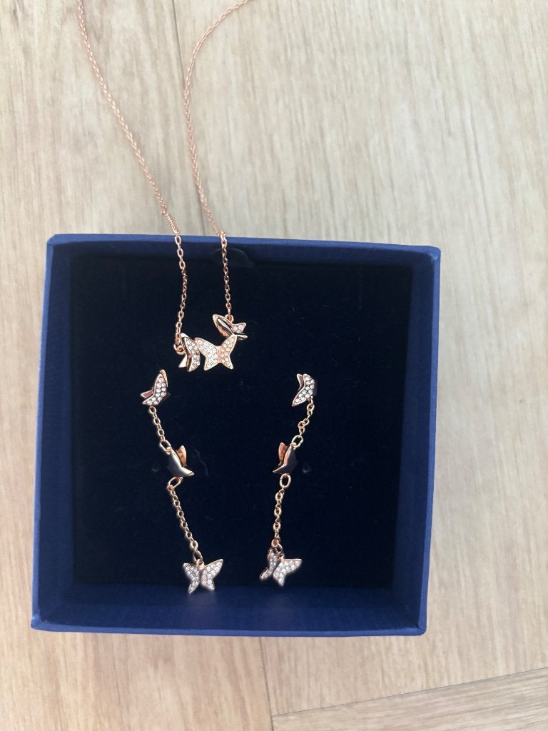 Swarovski vlinder ketting en oorbellen, Sieraden, Tassen en Uiterlijk, Overige materialen, Hangers, Verzenden, Zo goed als nieuw