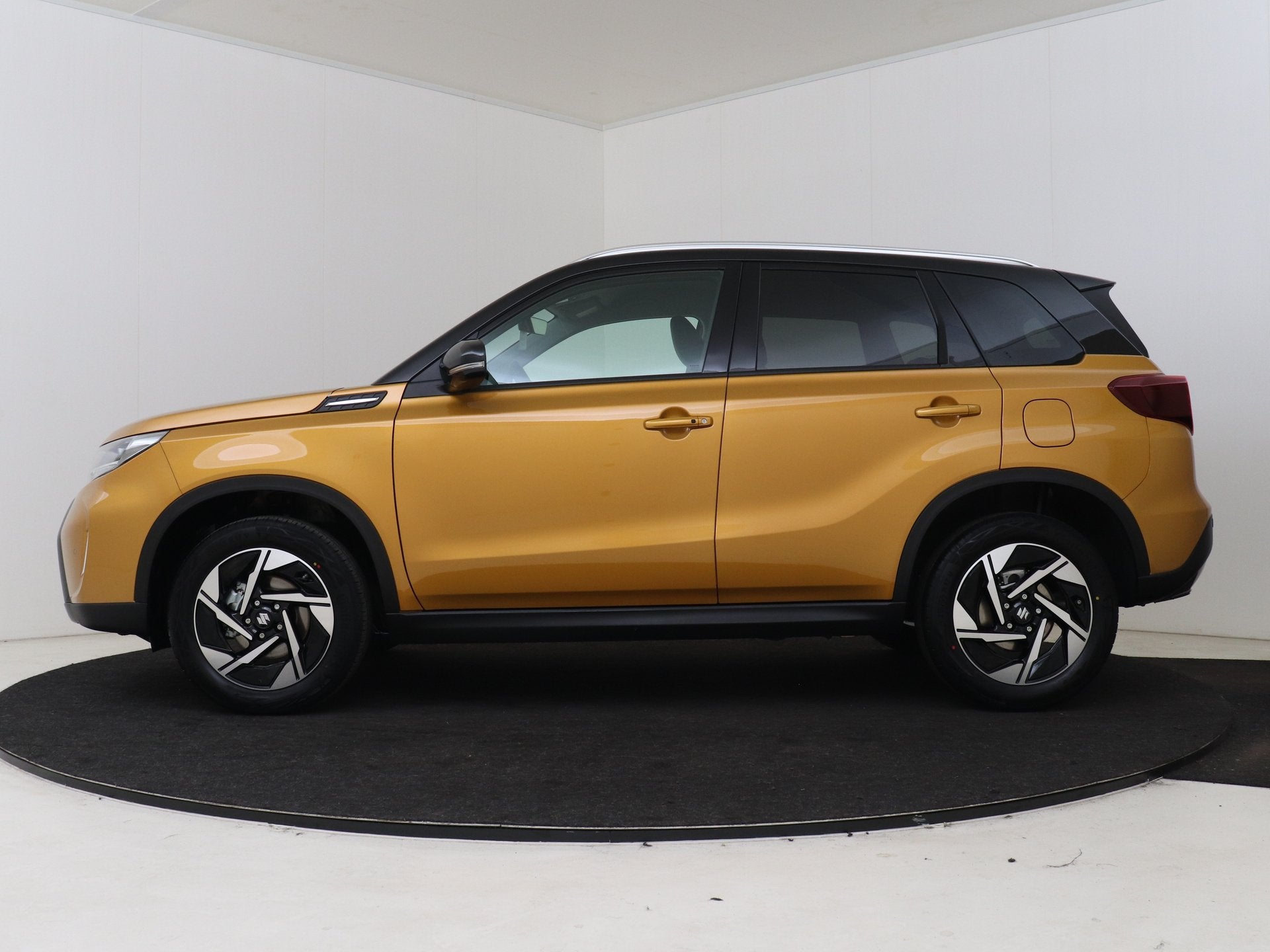 Suzuki Vitara 1.4 Boosterjet Smart Hybrid Style | Privacy Gl, Voorwielaandrijving, 12 maanden, Zwart, 4 cilinders