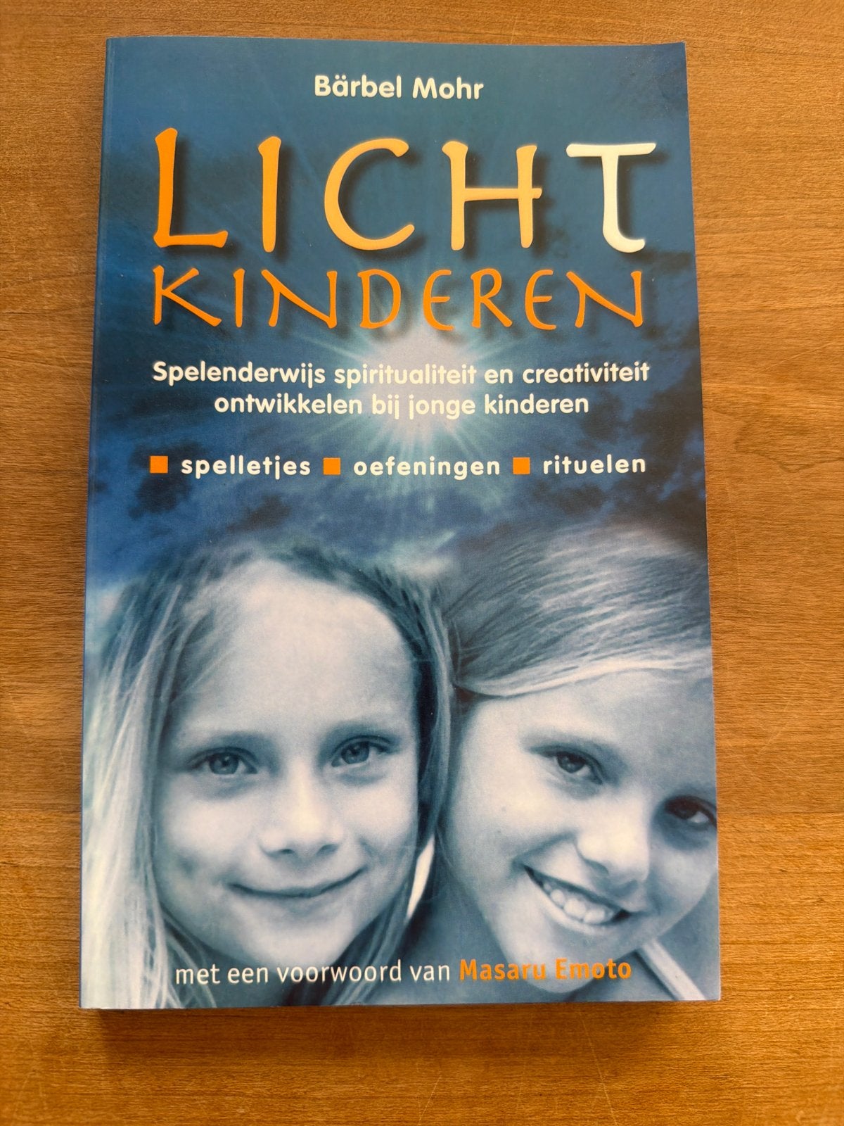 Lichtkinderen: Spiritualiteit en creativiteit voor kinderen, Boeken, Ophalen of Verzenden, Zo goed als nieuw, Spiritualiteit algemeen