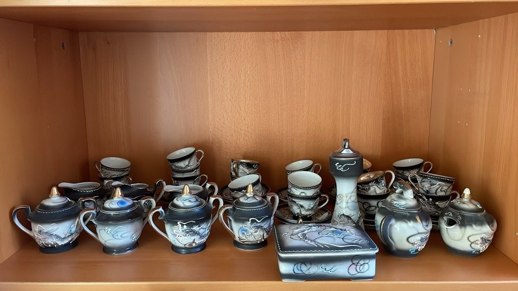 Grote collectie Dragonware servies (2 planken), Ophalen, Gebruikt, Porselein, Compleet servies
