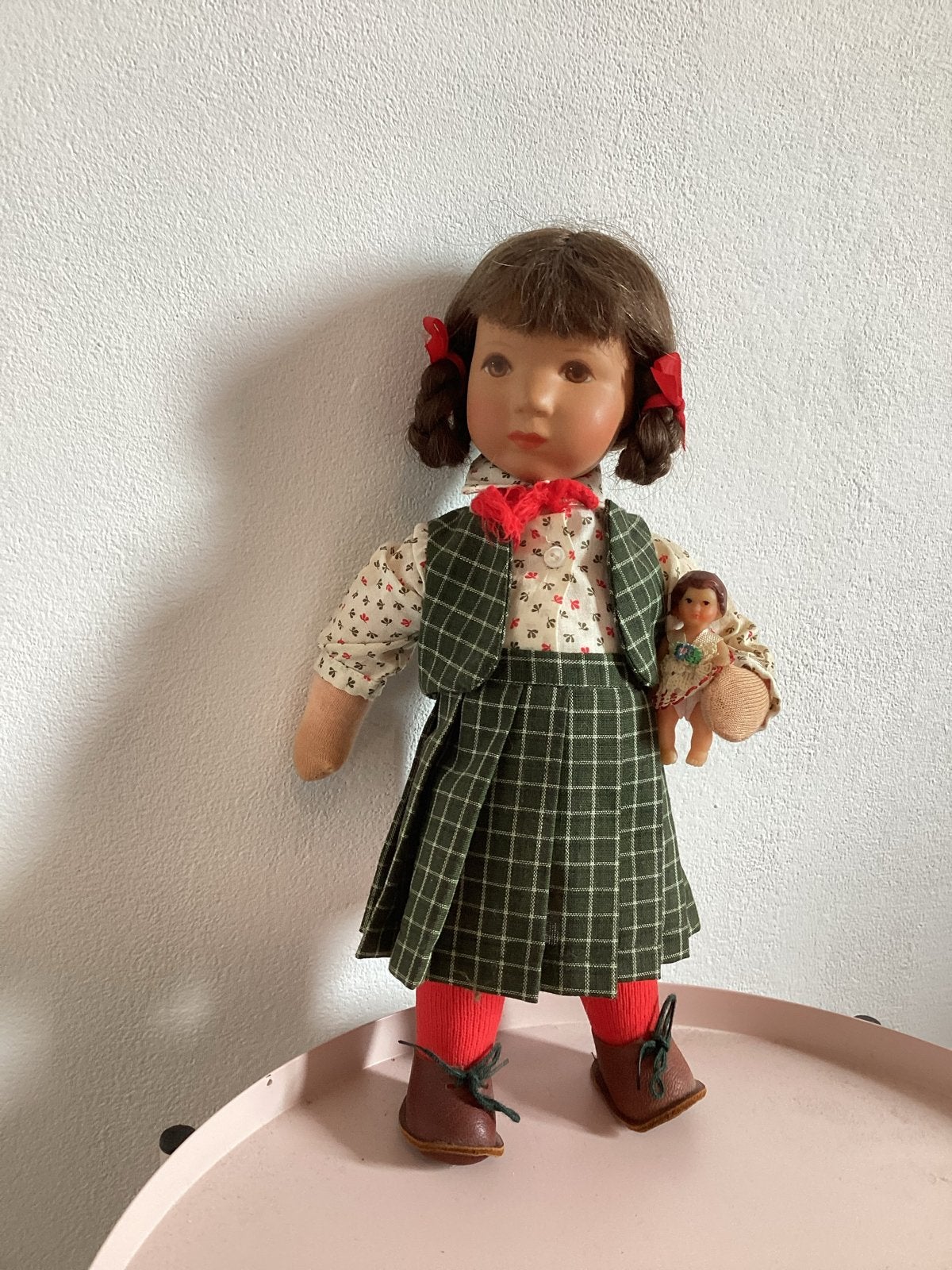 Käthe Kruse Vintage pop met geruite jurk en klein popje, Verzenden, Gebruikt, Overige typen