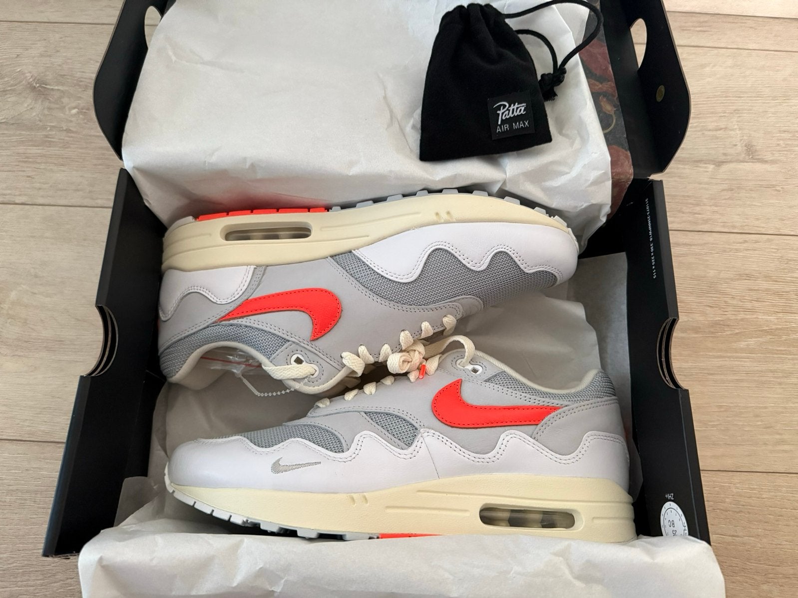 Patta x Nike Air Max 1 Wave ‘White Hyper Crimson’ (43), Wit, Nieuw, Ophalen of Verzenden, Sneakers of Gympen
