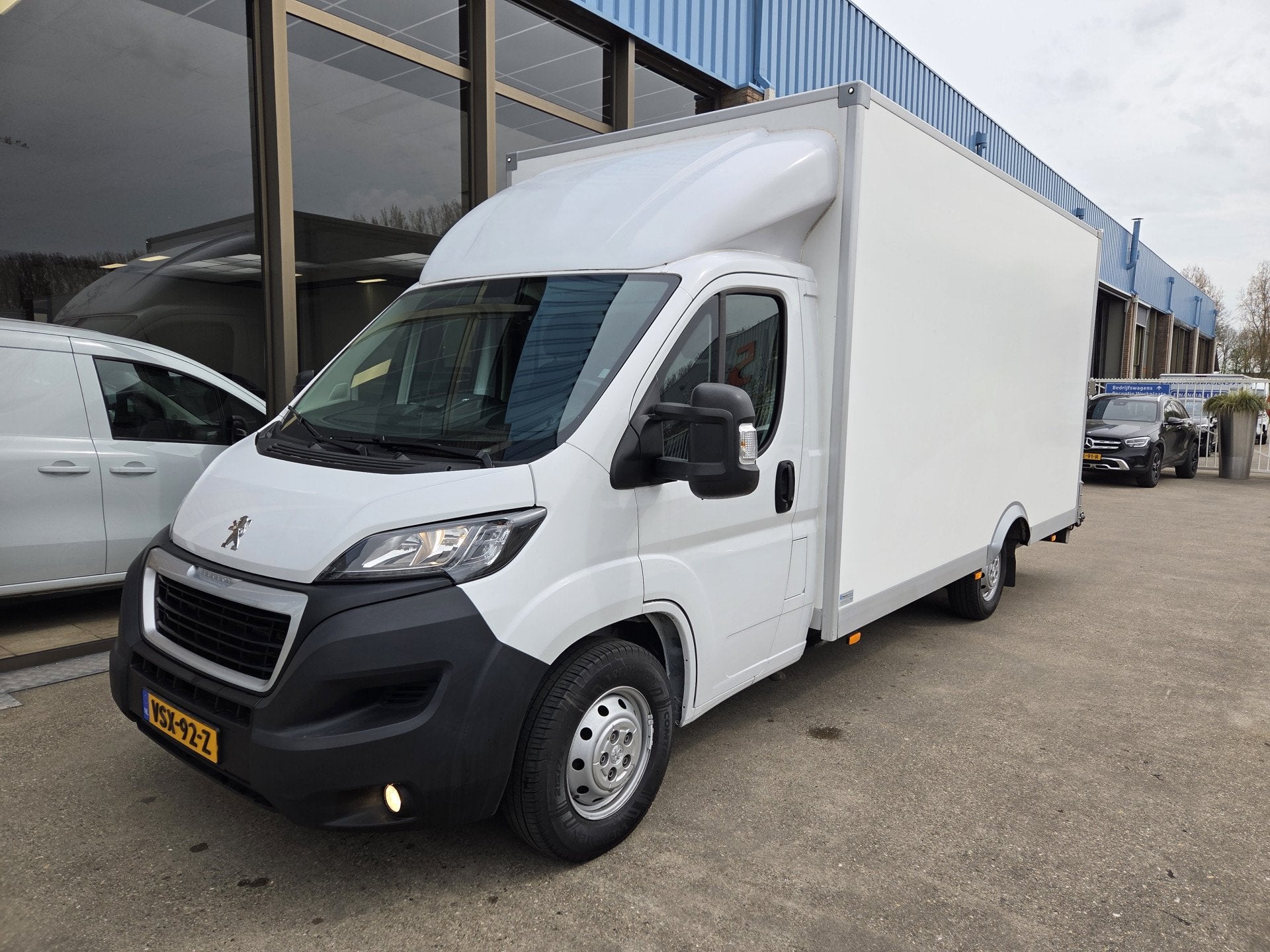 Renault Master / Peugeot Boxer 140 PK Lowliner Laadklep / Op, Voorwielaandrijving, Stof, Gebruikt, 4 cilinders