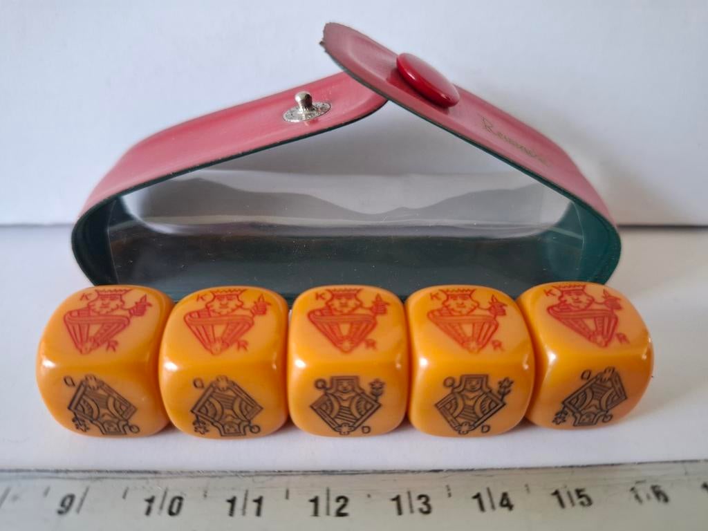Vintage Poker Dobbelstenen Bakeliet in Revanche Etui, Hobby en Vrije tijd, Een of twee spelers, Ophalen of Verzenden, Gebruikt
