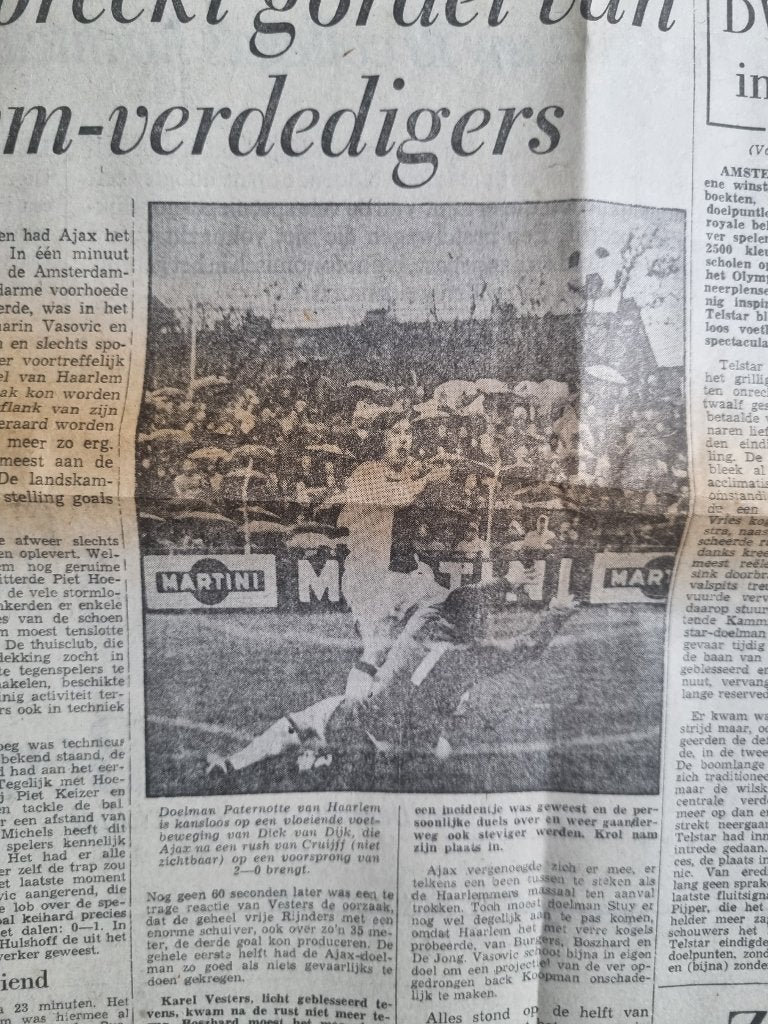 Johan Cruyff vrij als vogel in wedstrijd Ajax - AZ 67 (1970), Ophalen of Verzenden, 1960 tot 1980, Knipsel(s)