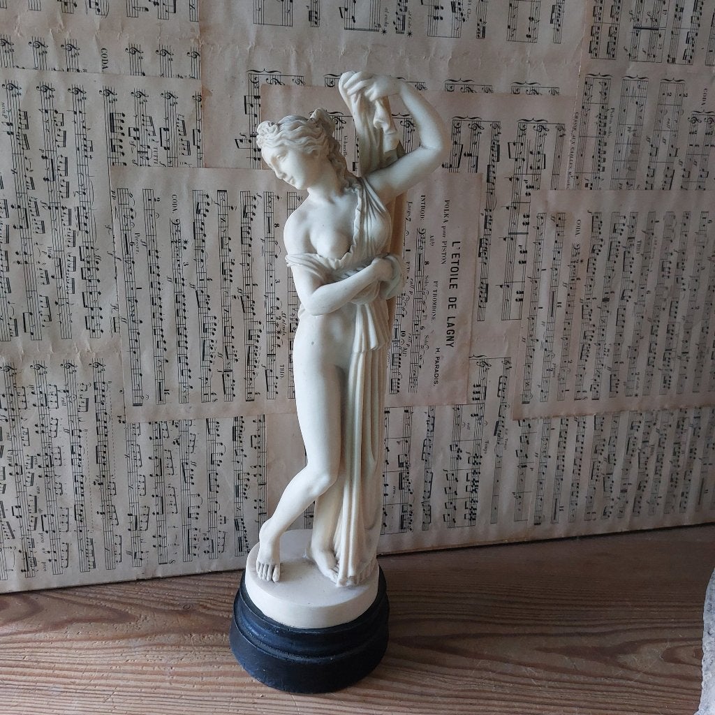 Mooi brocante beeld van Aphrodite van resin op sokkel, 35 cm, Ophalen of Verzenden, 20 - 50 cm, Op sokkel, Beeld