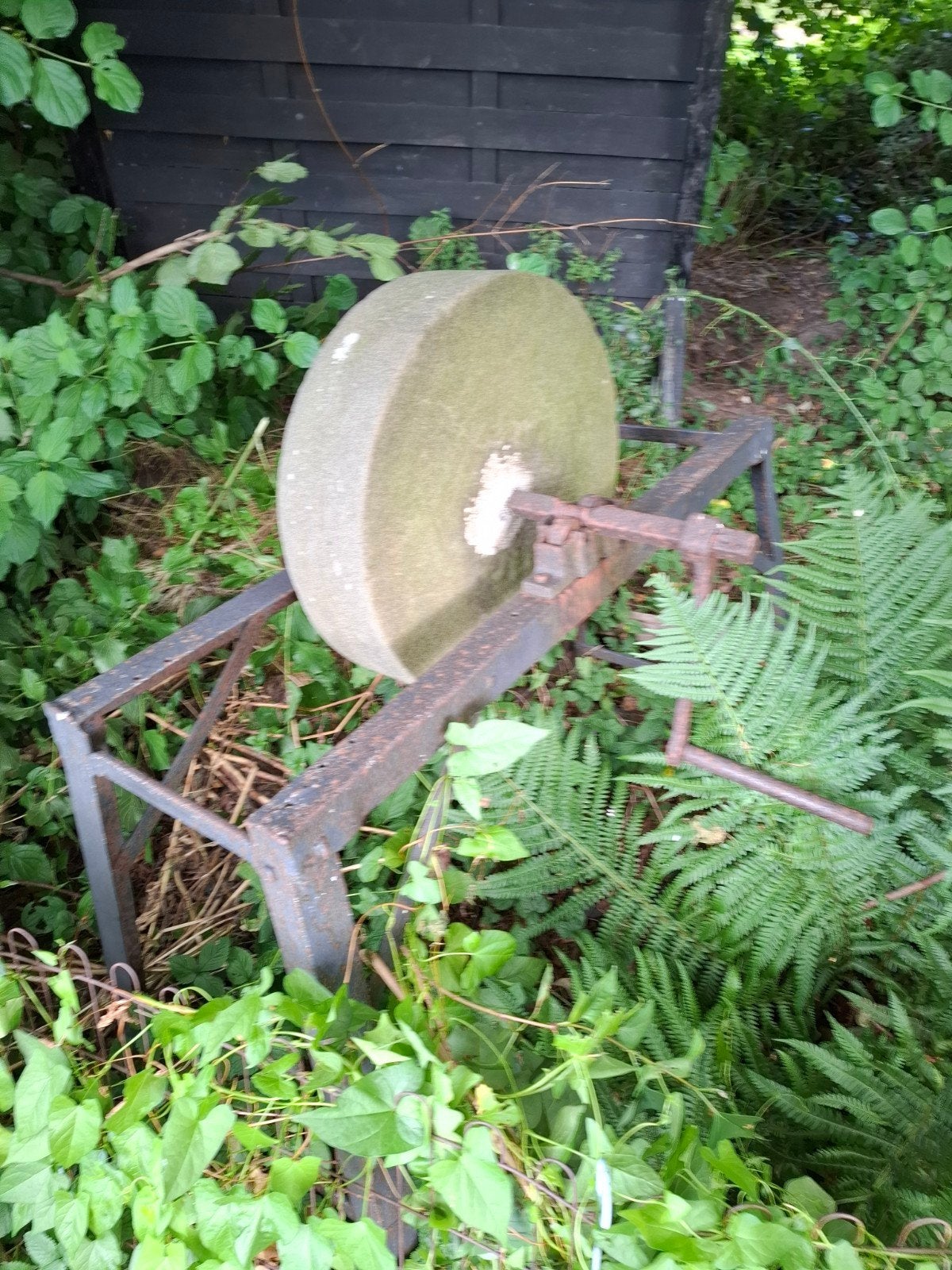 Antieke slijpsteen op standaard, Doe-het-zelf en Verbouw, Gereedschap | Handgereedschap, Ophalen, Gebruikt, Overige typen, Overige merken