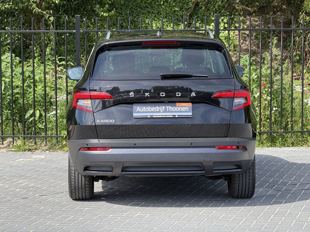 Skoda Karoq 1.5 TSI ACT Business Edition Plus (bj 2021), Auto's, Skoda, Stof, Euro 6, Zwart, Bedrijf