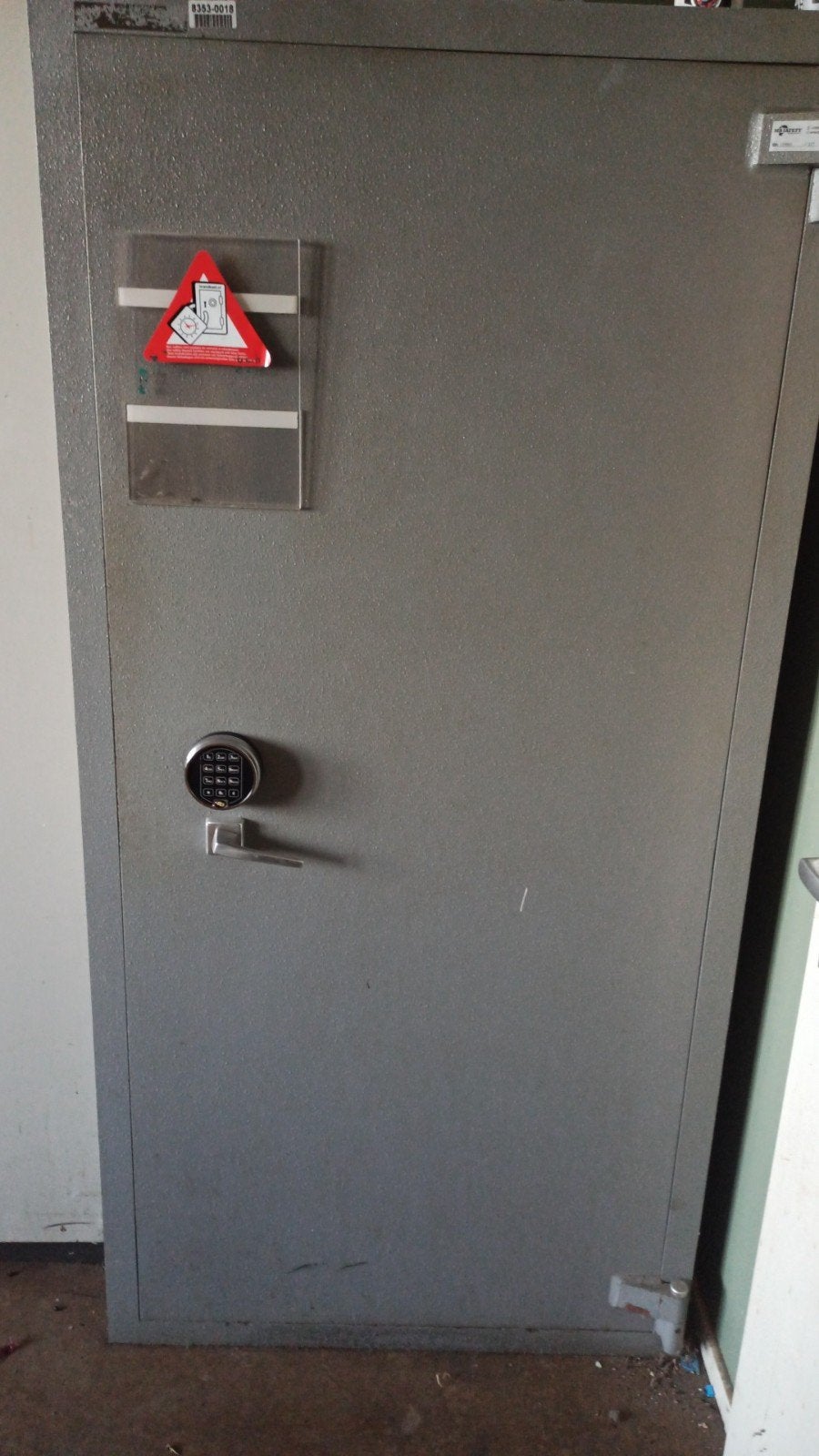 Zware stalen kluis, tafel en bureau, Ophalen, Gebruikt