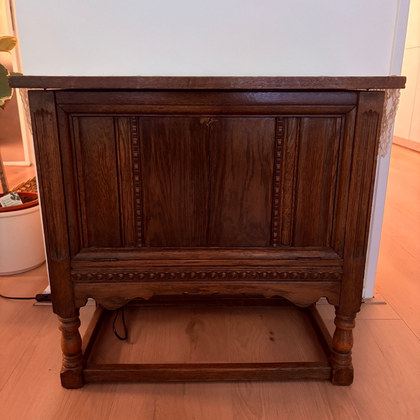 Antieke houten kastje, Ophalen