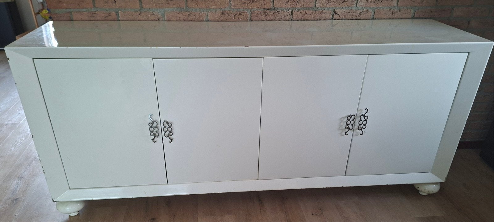 Witte dressoir/tv-meubel met sierlijke poten en handgrepen, Ophalen, Gebruikt, 150 tot 200 cm, Klassiek, Sierlijk