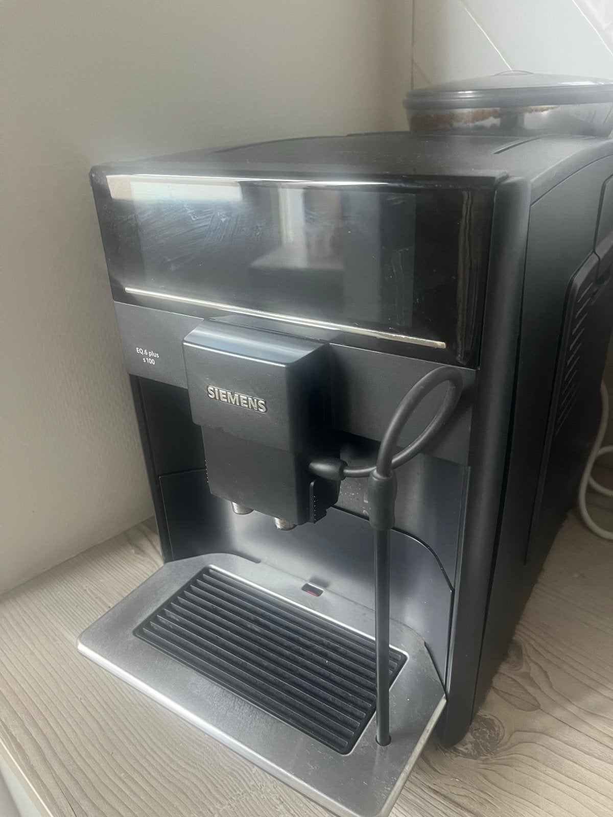 Siemens EQ.6 plus s100 volautomatische espressomachine ., Afneembaar waterreservoir, Gebruikt, Espresso apparaat, 2 tot 4 kopjes