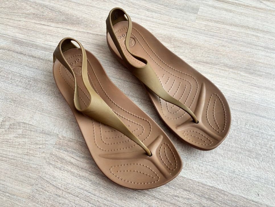 Crocs Sexi Flip Brons slippers Maat 42-43 - als nieuw, Ophalen of Verzenden, Zo goed als nieuw, Bruin, Slippers