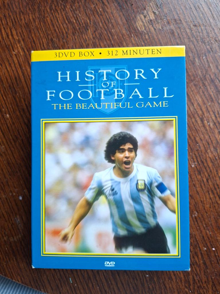 History of Football: The Beautiful Game - 3 DVD Boxset, Cd's en Dvd's, Dvd's | Sport en Fitness, Voetbal, Alle leeftijden, Boxset