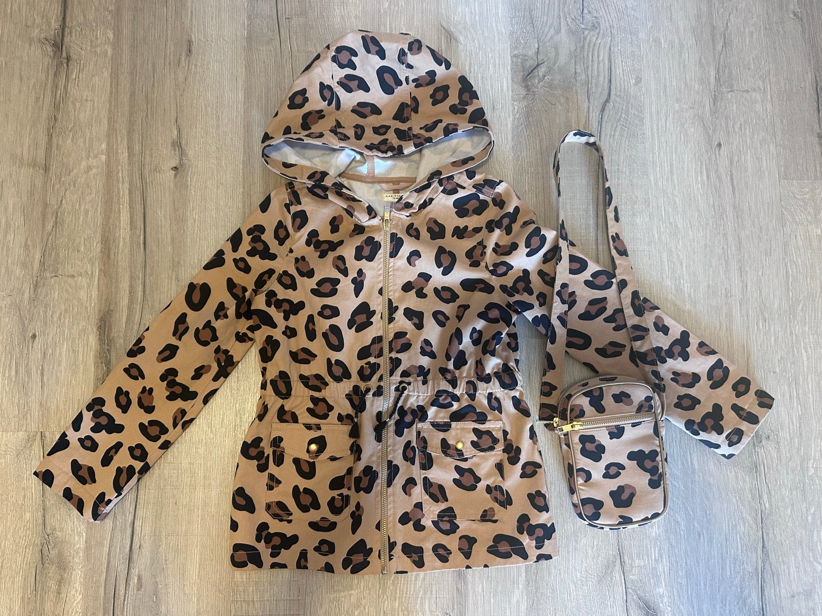 Trenchcoat luipaardprint meisjes maat 128 + tas, Ophalen of Verzenden, Gebruikt, Meisje, Jas