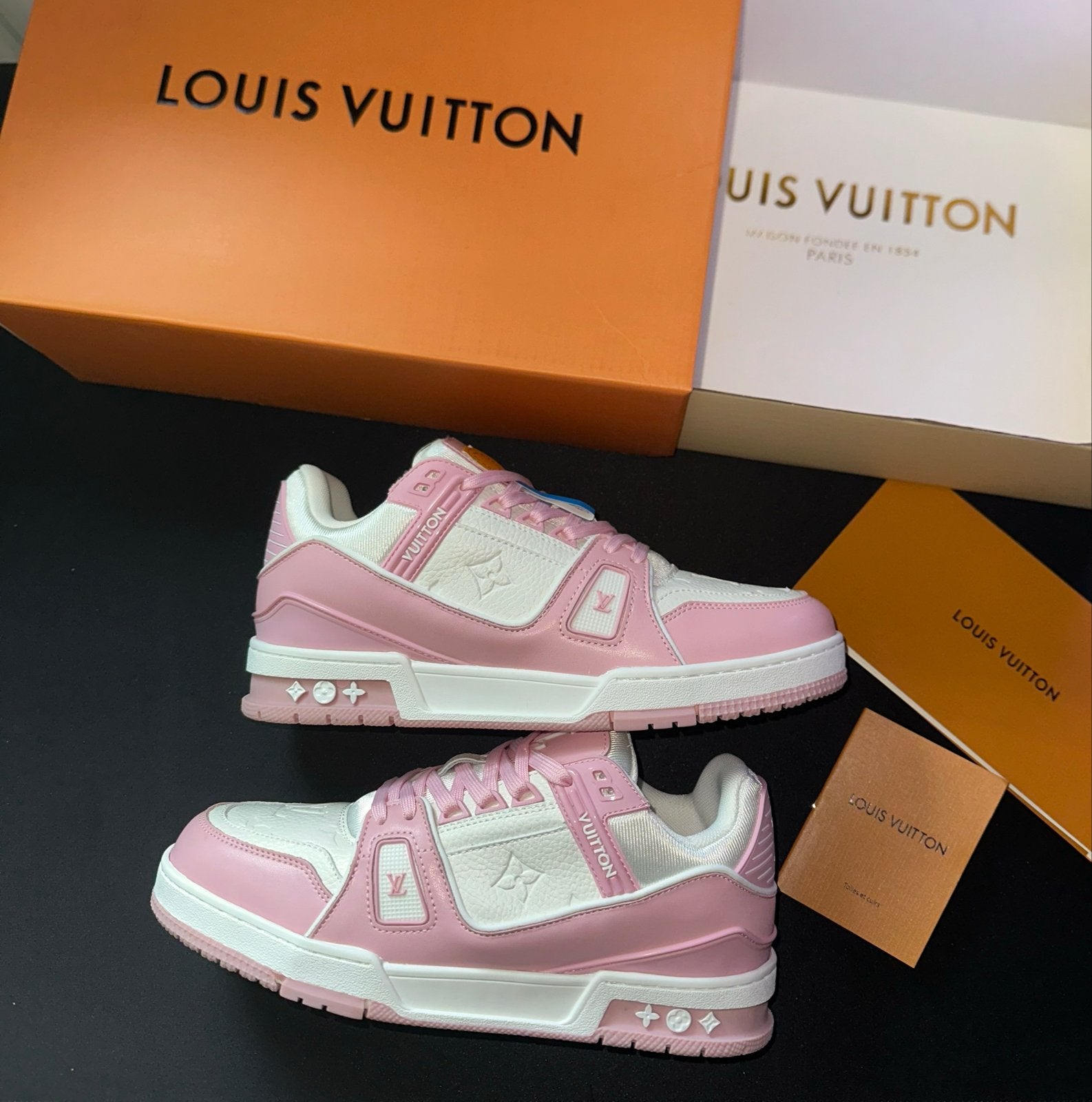 Louis Vuitton Trainers Maat 43 - Roze/Wit, Ophalen of Verzenden, Zo goed als nieuw, Overige kleuren, Sneakers of Gympen