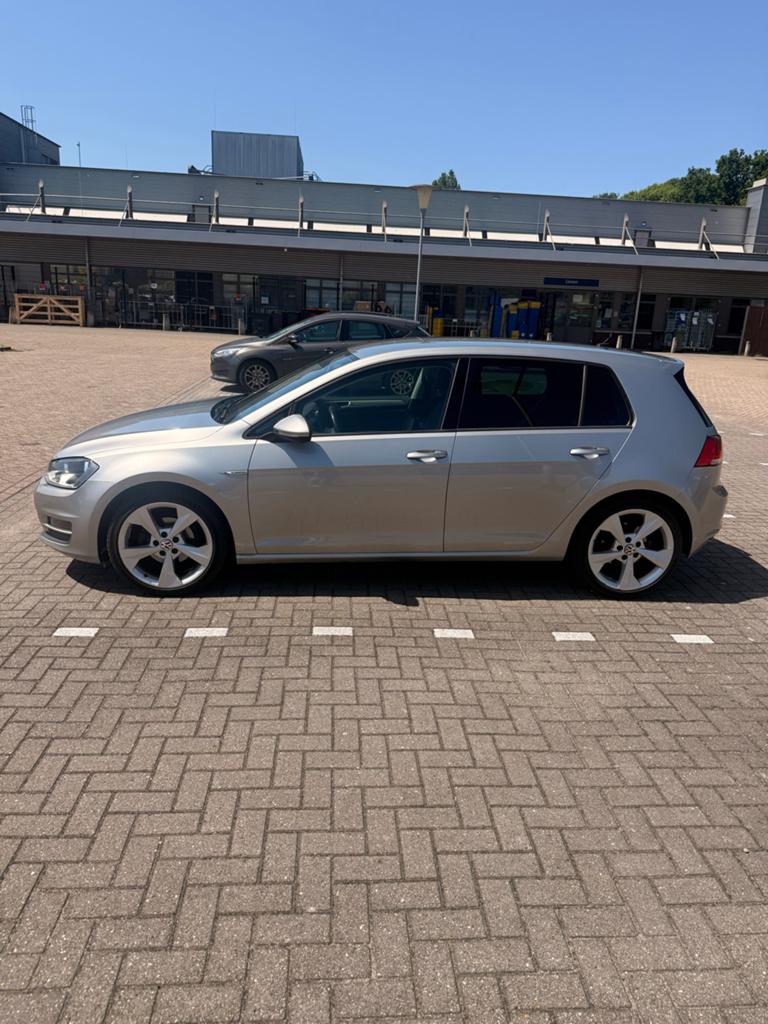 Volkswagen Golf 1.0 TSI 85KW DSG 5D 2016 Grijs, Auto's, 1154 kg, 620 kg, 23 km/l, Origineel Nederlands
