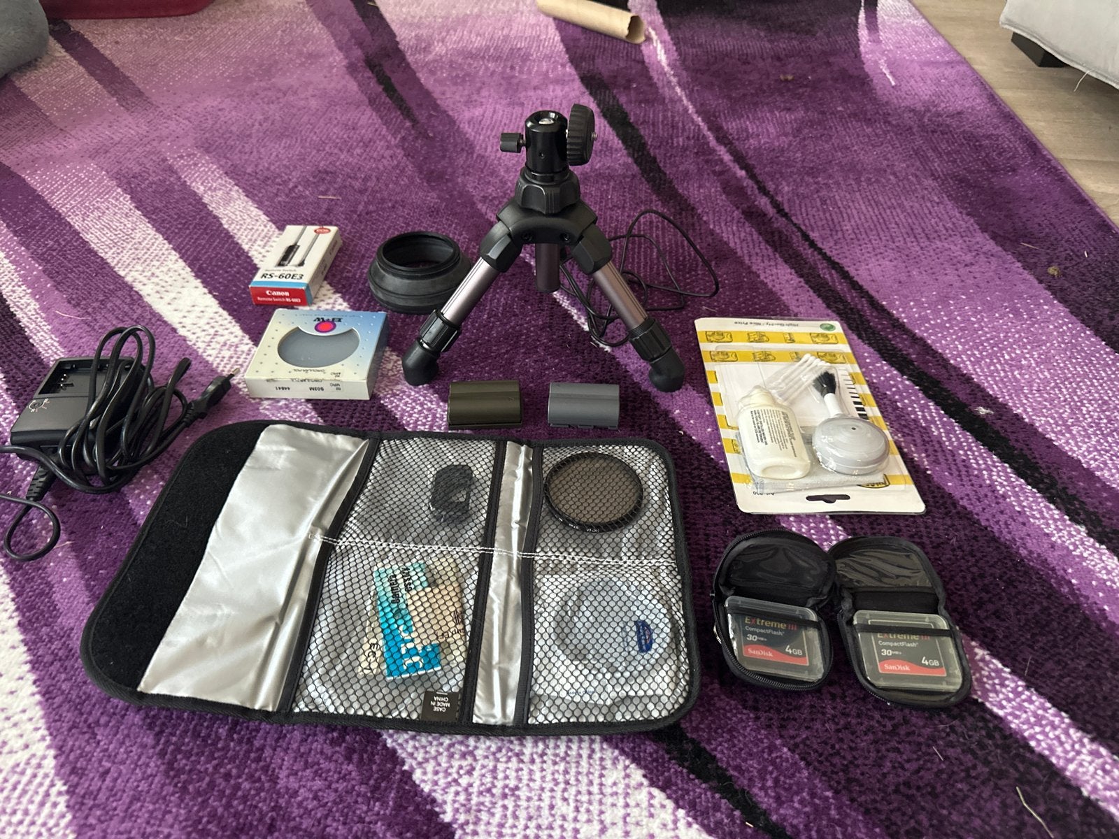 Cameraset: Mapje, 2x 4GB SanDisk, 2x accu, opladers, Ophalen, Gebruikt, SD, Fotocamera