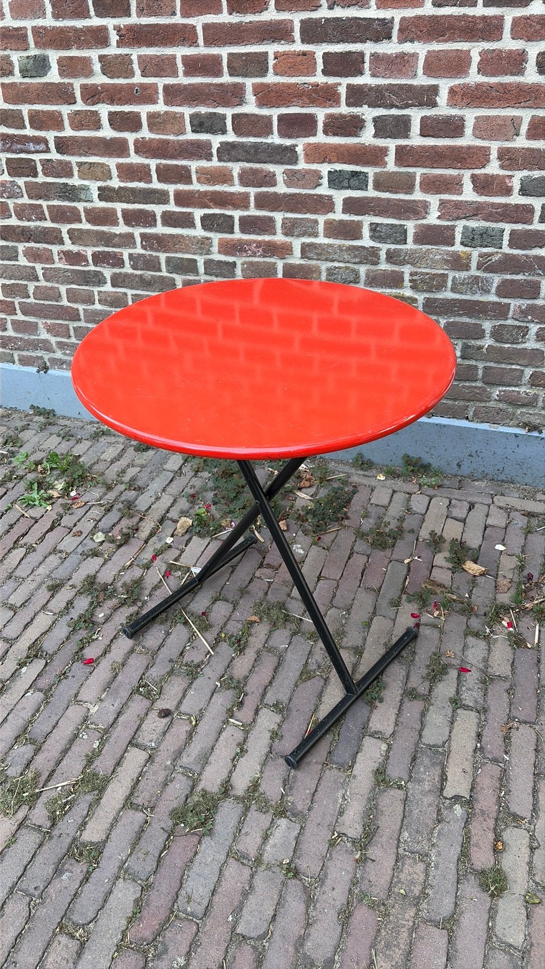 Vintage ronde rode metalen klaptafel, Ophalen, Zo goed als nieuw, Rond, 50 tot 100 cm