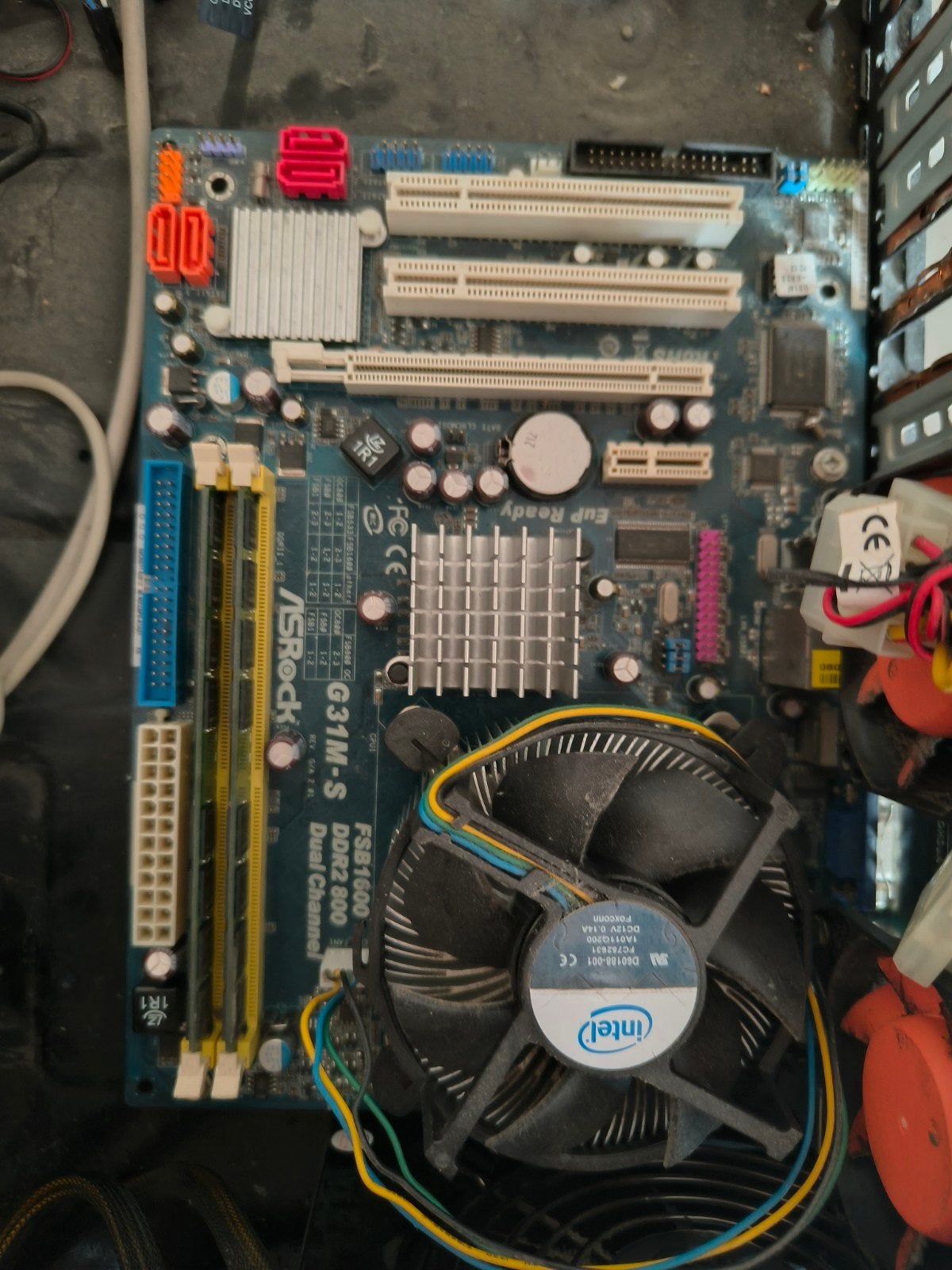 ASRock G31M-S Moederbord met Intel Processor, koeler en 4Gb, Computers en Software, Moederborden, Gebruikt, Ophalen of Verzenden