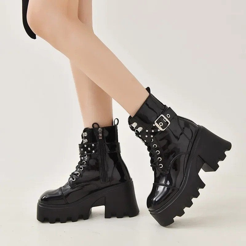 Gothic / Alt stijl hoge platform laarzen met gesp - Zwart, Kleding | Dames, Schoenen, Ophalen of Verzenden, Nieuw, Zwart, Hoge laarzen