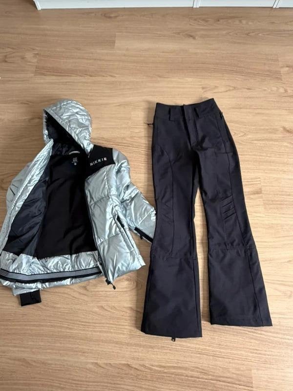 Nikkie skipak zwarte skibroek - skijas zilver maat 32, Kleding | Dames, Ophalen of Verzenden, Zo goed als nieuw, Nikkie, Maat 34 (XS) of kleiner