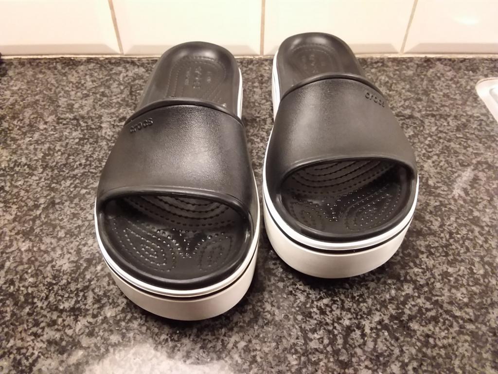 Crocs. Crocband platform slide. Maat 37/38, Ophalen of Verzenden, Zo goed als nieuw, Zwart