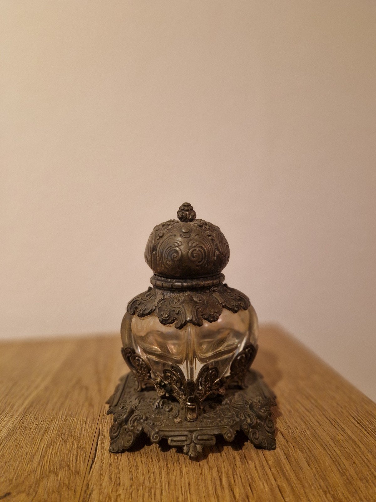 Antieke inktpot met sierlijke metalen houder, Antiek en Kunst, Ophalen of Verzenden