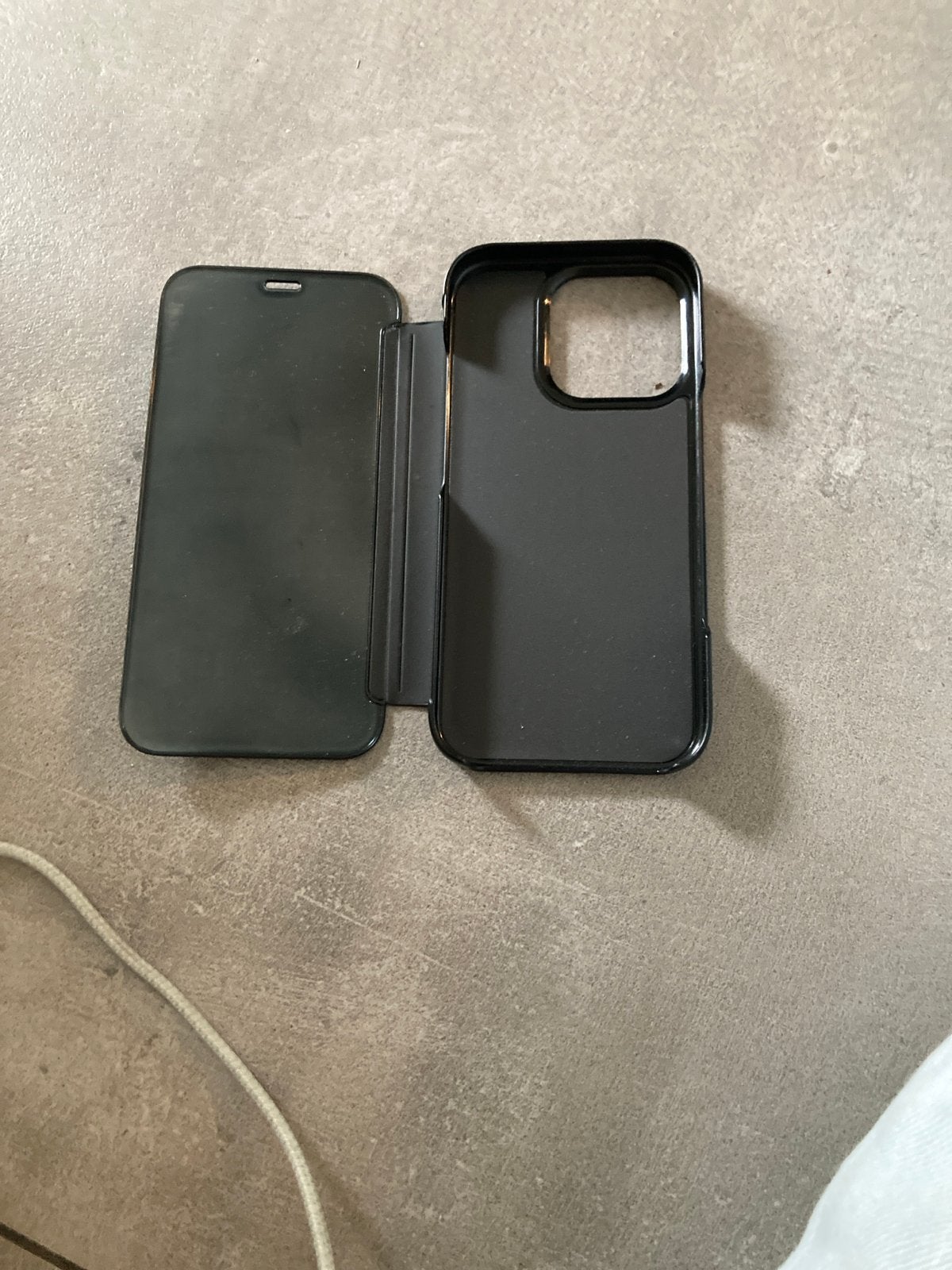 Zwart iPhone 15 Pro Max Hoesje - Flipcase, Zwart, Krasbestendig, Overige merken, Zo goed als nieuw