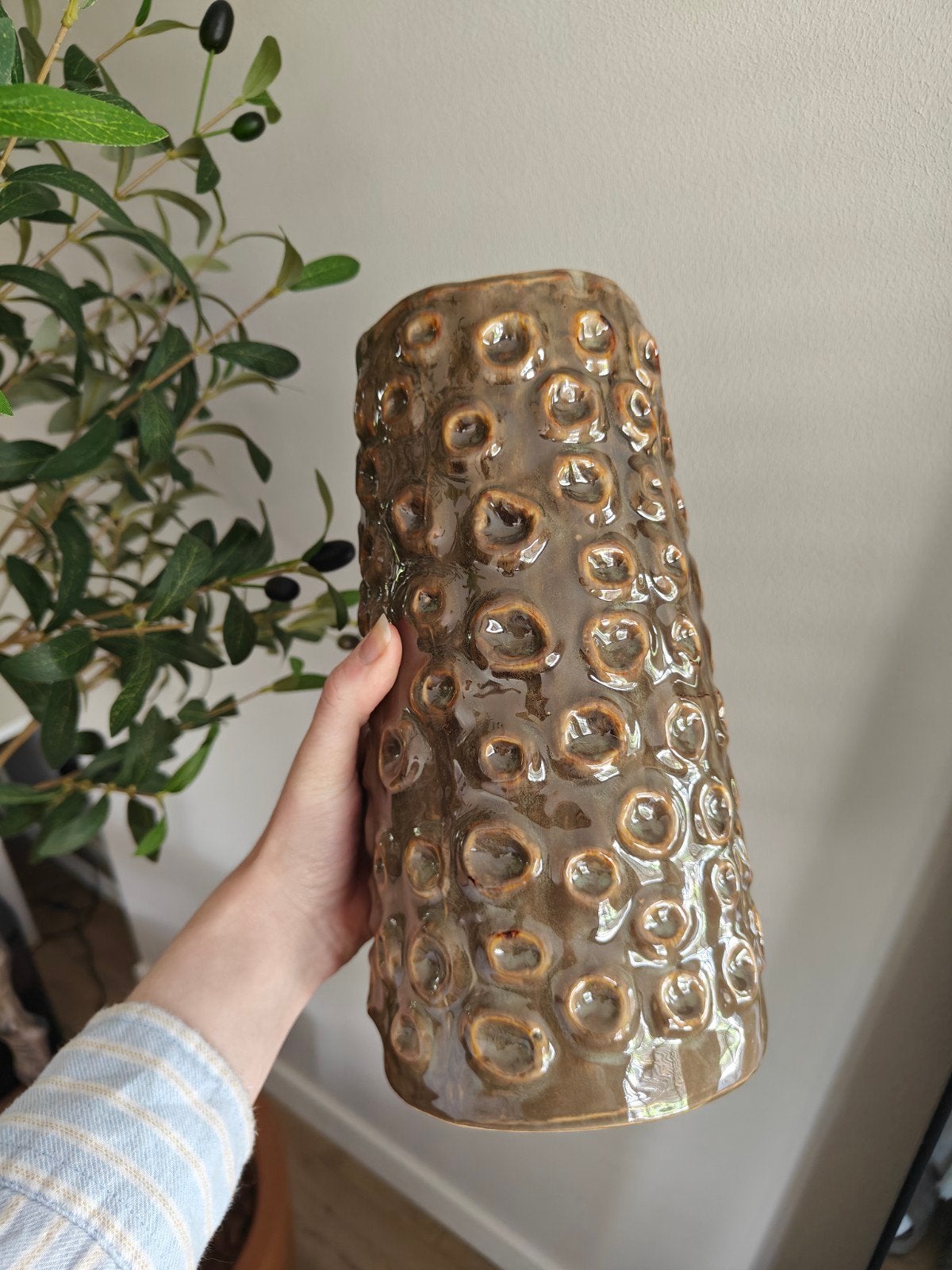 Handgemaakte keramieken vaas taupe, Daan Kromhout, Huis en Inrichting, Woonaccessoires | Vazen, Gebruikt, Overige kleuren, Aardewerk of Porselein