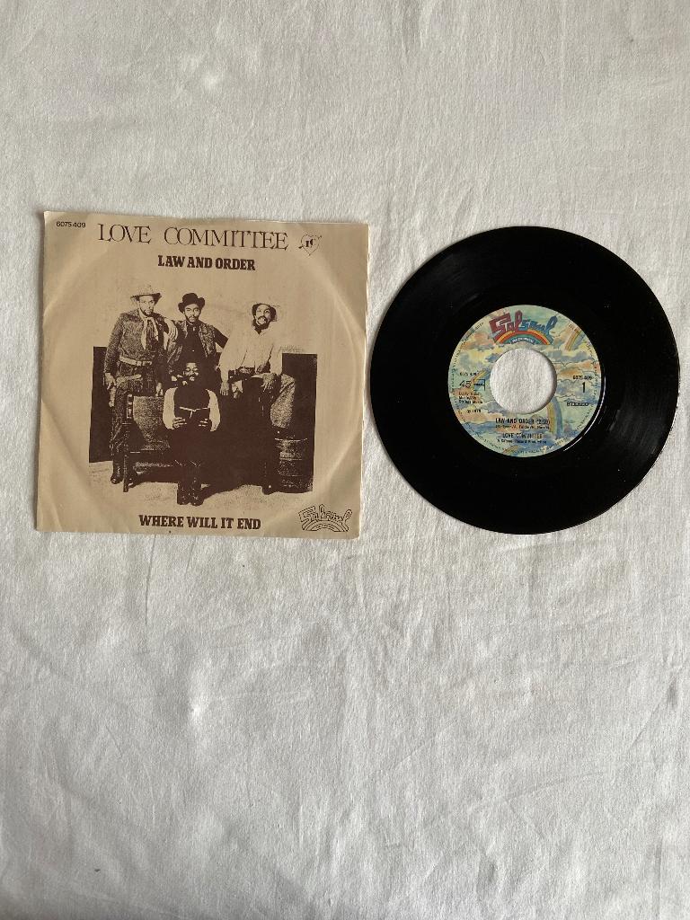 love committee - law and order, 7 inch, Single, Ophalen of Verzenden, Zo goed als nieuw